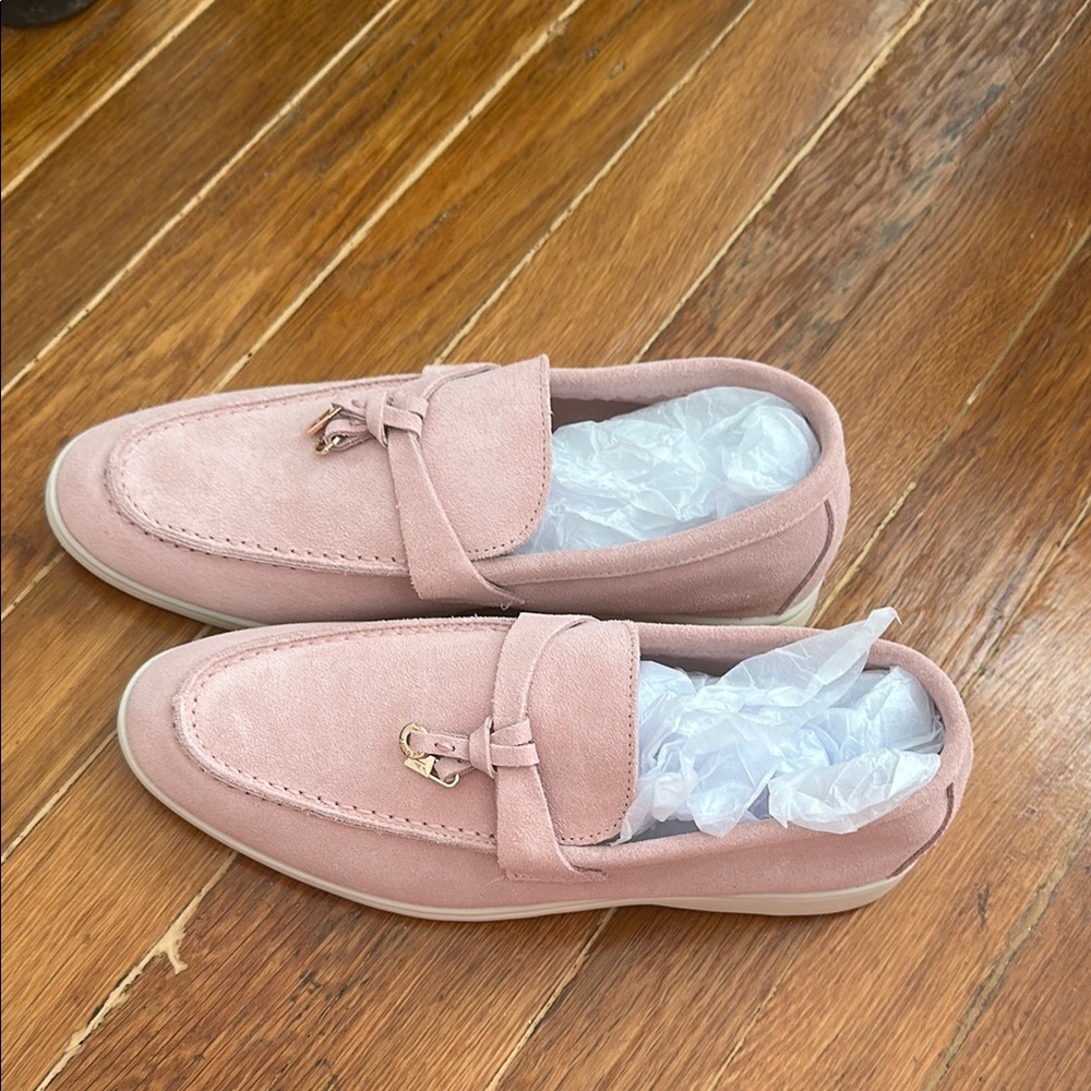 NEVER WORN not real Women’s Pink Suede Loafers
